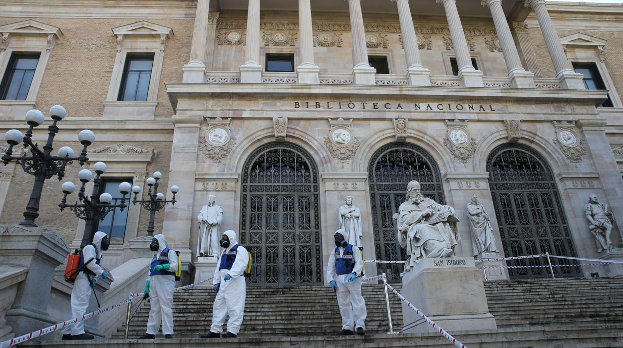 Trabajos de desinfección en la Biblioteca Nacional