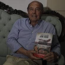 Jaime Rocha, en la actualidad, con la novela.