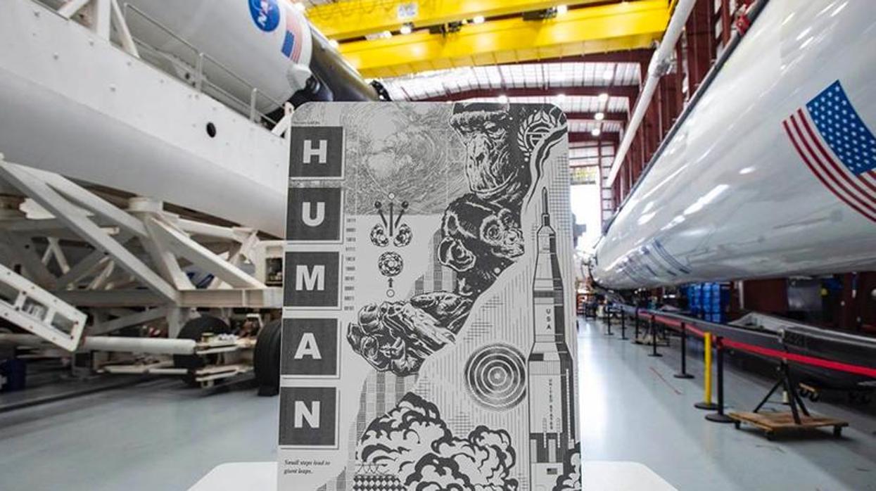 Una de las dos obras de Tristan Eaton, antes de su histórico viaje al espacio