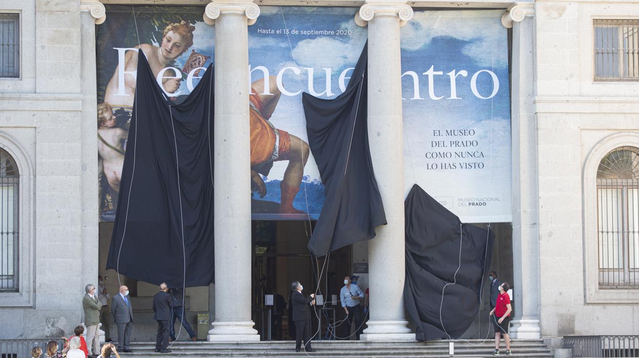 El ministro de Cultura, los responsables del Prado y el visitante número 1 del Prado post-Covid descubren un telón en la fachada de Goya del museo