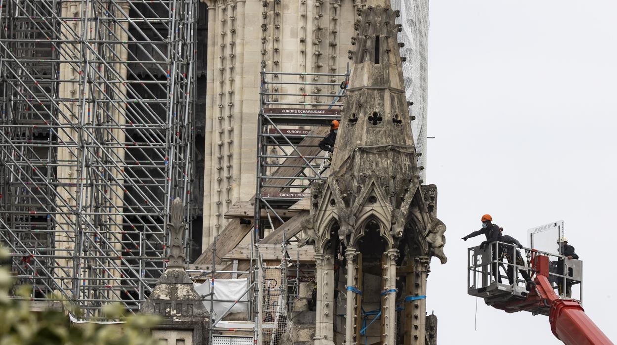 Los trabajadores de la catedral de Notre Dame comienzan a desmantelar los andamios dañados