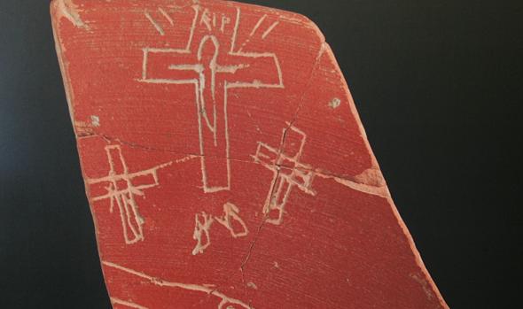 Condenan a 2 años de cárcel al arqueólogo que falseó grafitos que revolucionaban el origen del cristianismo