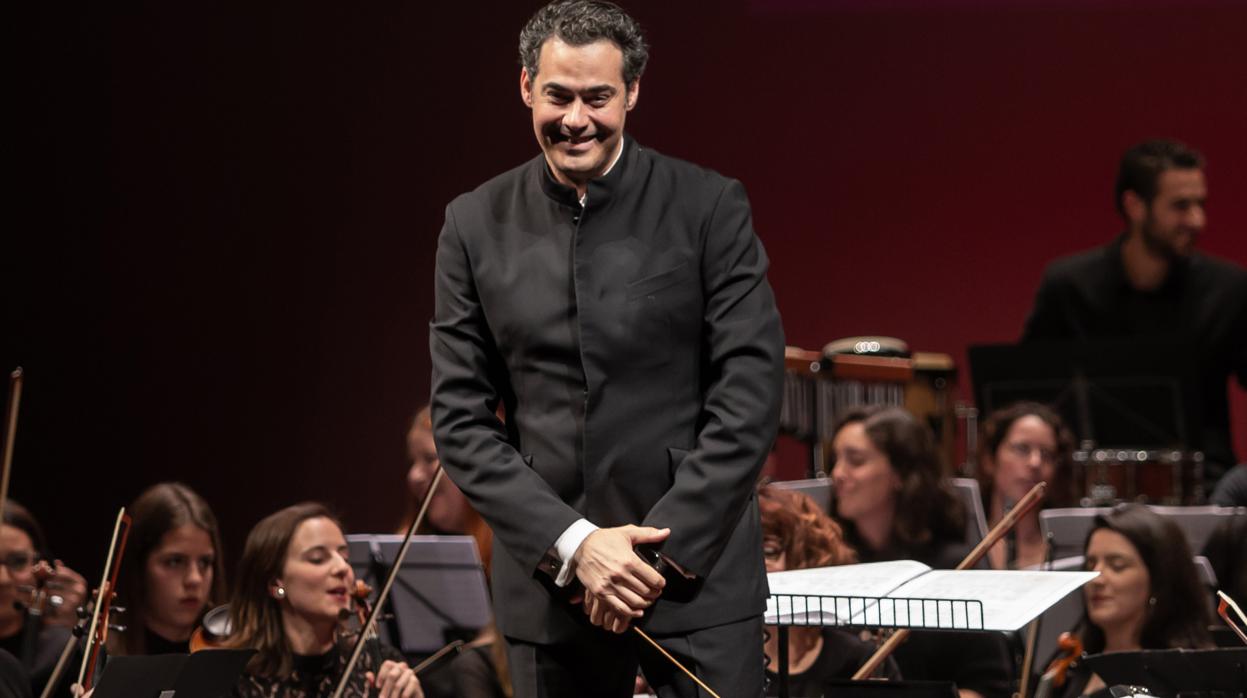 El director sevillano Pedro Vázquez durante un concierto