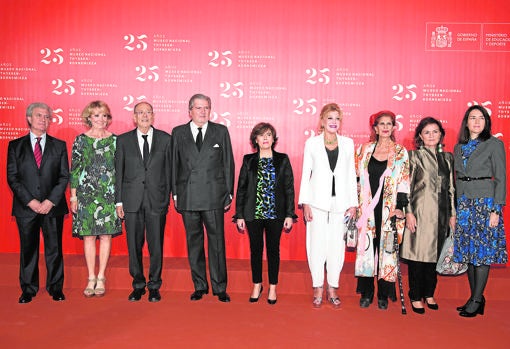 De izquierda a derecha, César Antonio Molina, Esperanza Aguirre, Javier Solana, Íñigo Méndez de Vigo, Soraya Sáenz de Santamaría, Carmen Thyssen, Carmen Alborch, Carmen Calvo y Ángeles González-Sinde, en el acto de conmemoración del XXV aniversario del Museo Thyssen