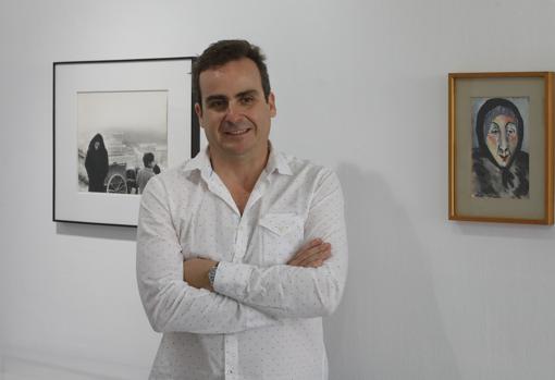 Julio Cirado junto a la icónica imaen de Colita de Carmen Amaya