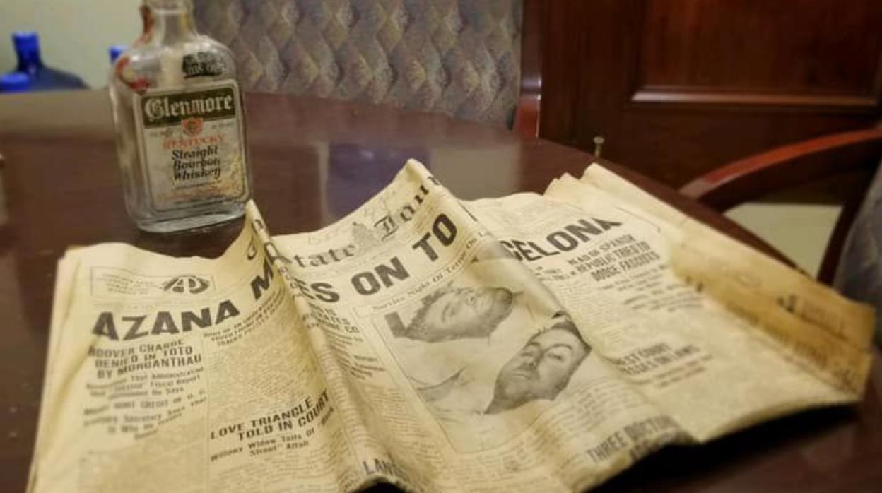 La botella de bourbon y el periódico de 1936 con el titular a cinco columnas sobre la salida de Azaña de Madrid