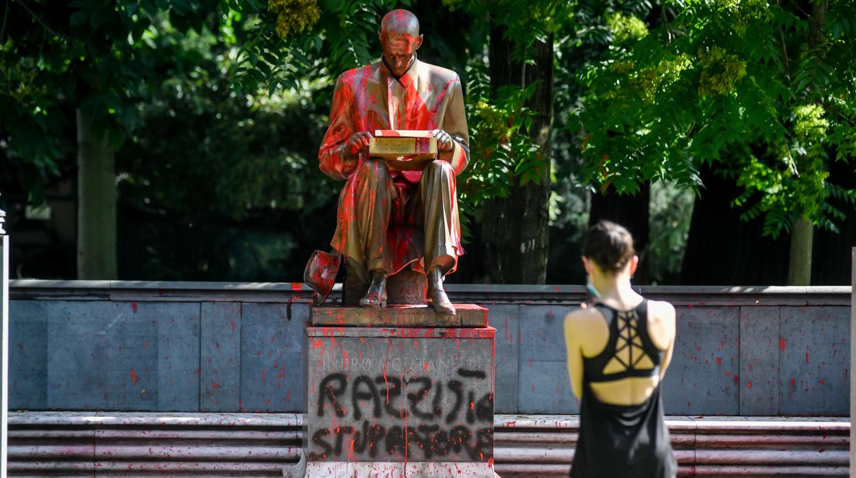 La estatua vandalizada de Montanelli