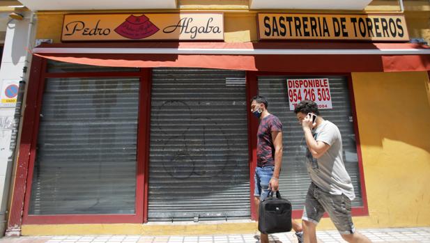 Pedro Algaba cierra su tienda taurina tras treinta años en Sevilla: «Esto ha sido la puntilla definitiva»