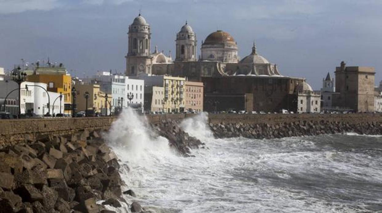 Cádiz, con su catedral al fondo