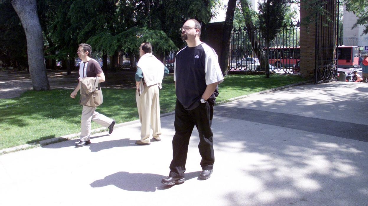 Fotografía de Carlos Ruiz Zafón en la Feria del Libro de Madrid de 2004