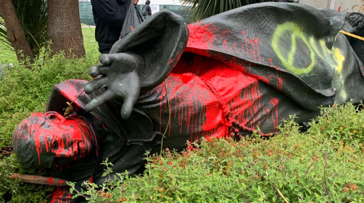 La estatua de Fray Junípero, derribada