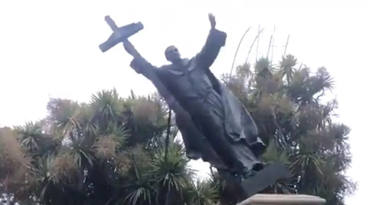 Momento en el que cae la estatua del misionero español en San Francisco