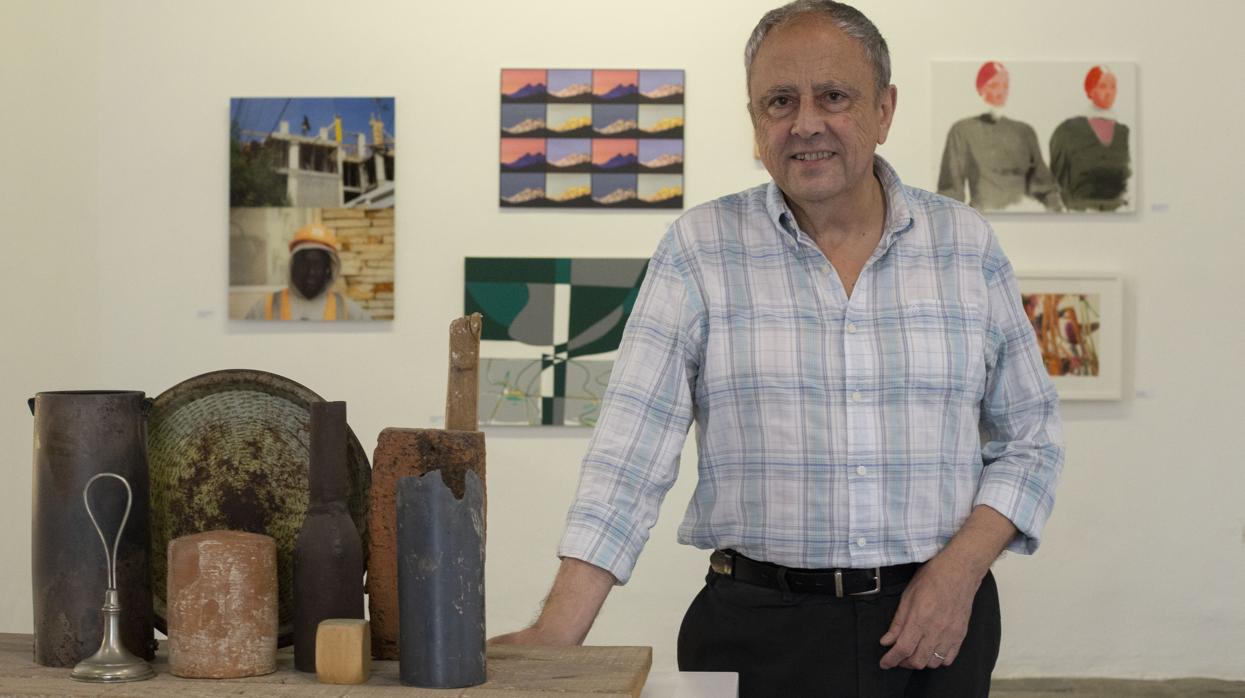 El galerista ante un bodegón de Alfredo Alcaín