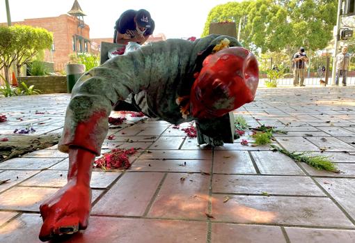 Antes de caer la estatua ya estaba vandalizada con pintura roja. La cruz de su mano derecha se quebró