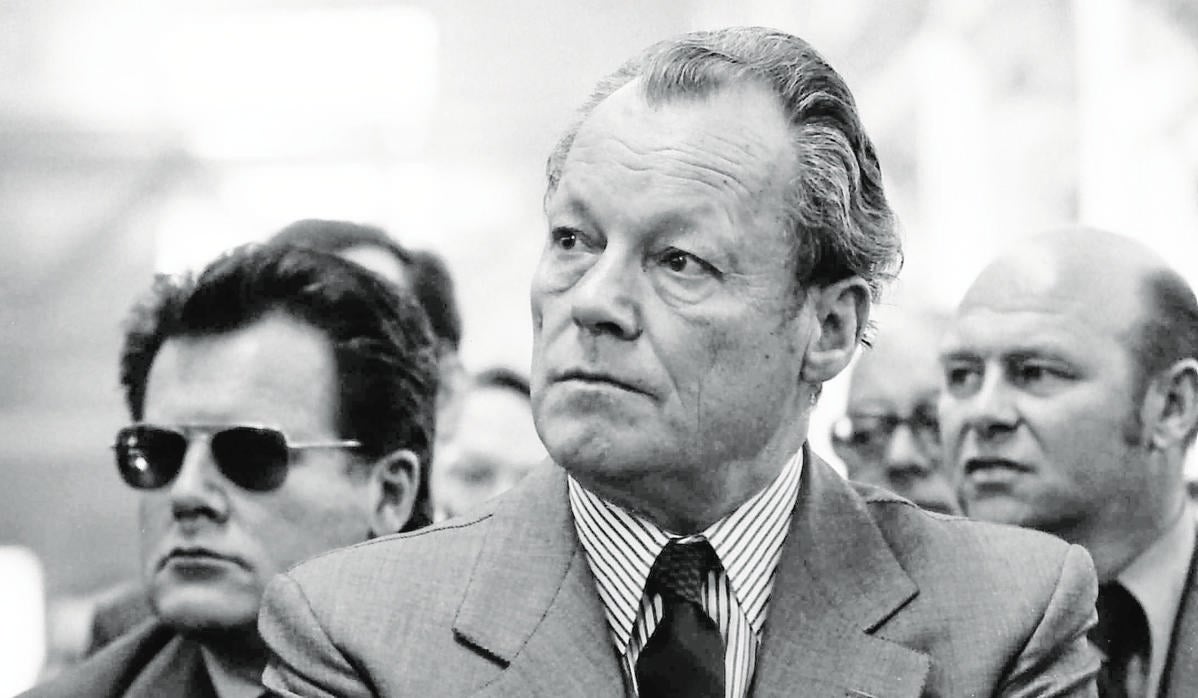 Günter Guillaume, en segundo plano con gafas de sol, tras Willy Brandt