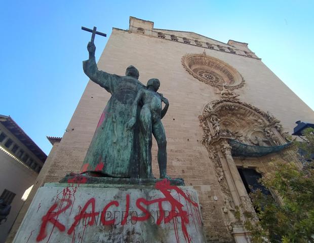 Vandalizan la estatua de fray Junípero Serra en Palma escribiendo con pintura roja la palabra «racista»