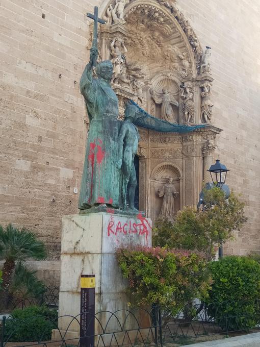 Vandalizan la estatua de fray Junípero Serra en Palma escribiendo con pintura roja la palabra «racista»