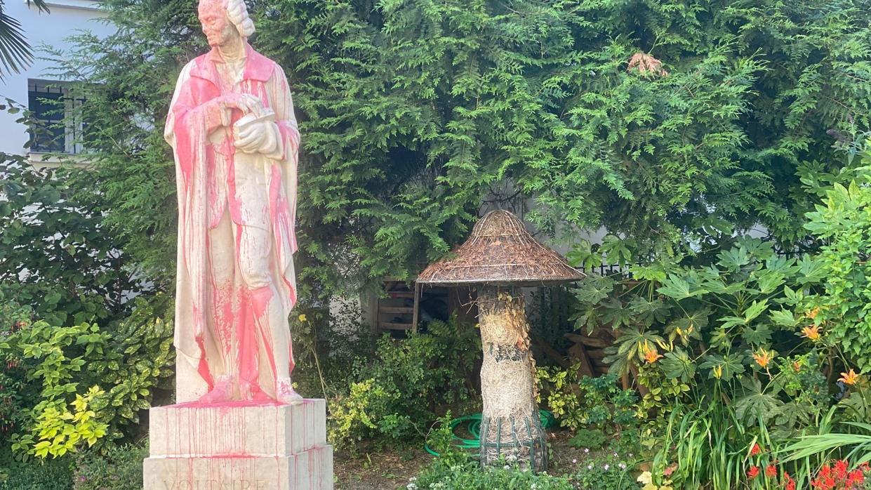 La estatua que representa al filósofo francés Voltaire, pintada de rojo en París