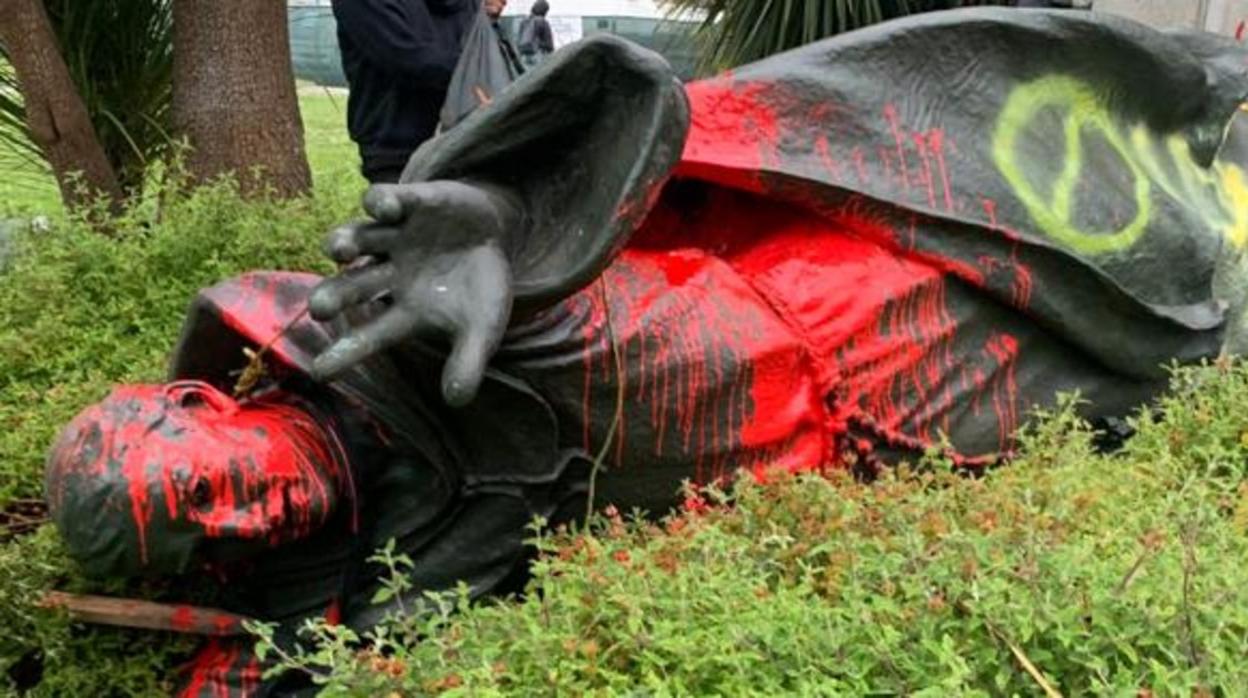 Una estatua de Fray Junípero Serra, derribada