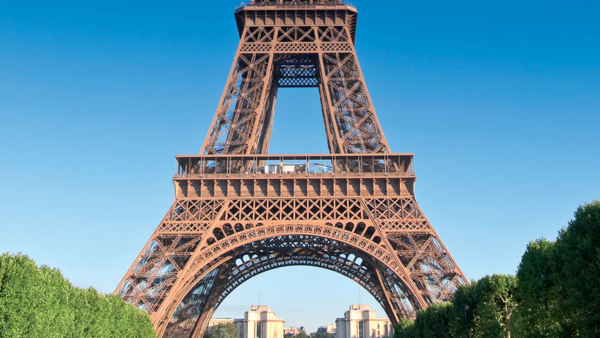 La Torre Eiffel, uno de los monumentos emblemáticos de París