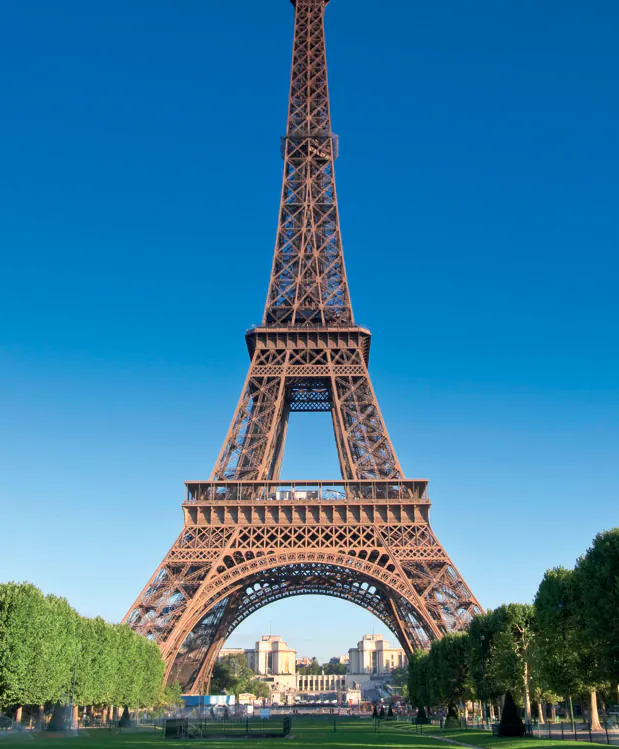 La Torre Eiffel reabre a ritmo de batucada, con máscaras y velos islámicos