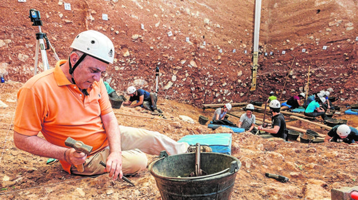 Imagen de archivo. Varios arqueólogos trabajando en el yacimiento Gran Dolina de Atapuerca en 2018