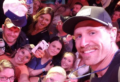 Las escalofriantes imágenes del multitudinario concierto sin distanciamiento social de Chase Rice