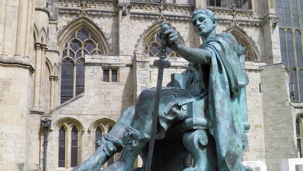 Piden retirar la estatua del emperador Constantino por apoyar la esclavitud en la Antigua Roma