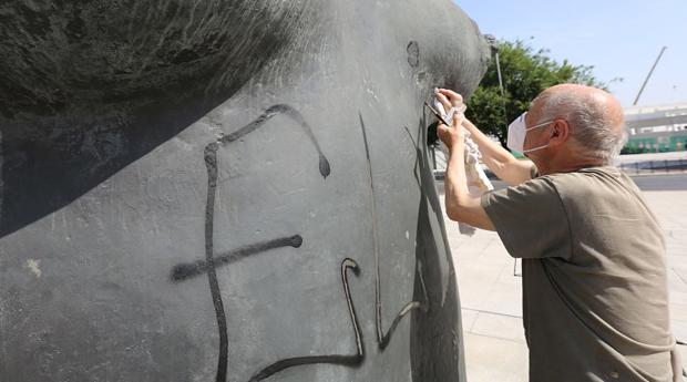 Antonio López repara su escultura «La mujer de Coslada», tras sufrir un acto vandálico