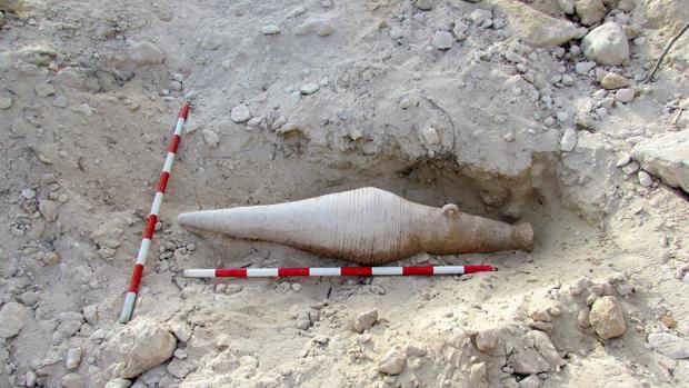 Localizan una «extraña» ánfora de hace 2.000 años en la playa de ses Salines de Ibiza