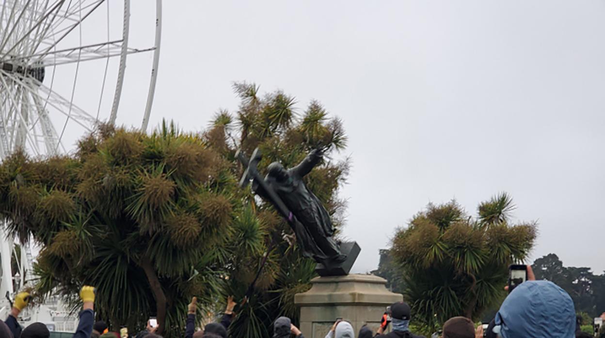 Momento en el que la estatua de fray Junípero Serra era derribada en San Francisco (California)