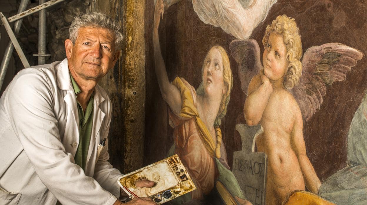 El restaurador Antonio Forcellino, junto al fresco «Sibilas y ángeles»