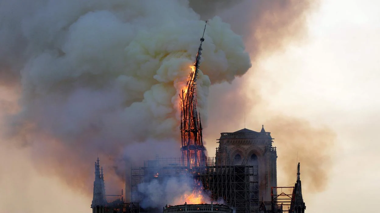 Macron aprueba la restauración idéntica de Notre Dame