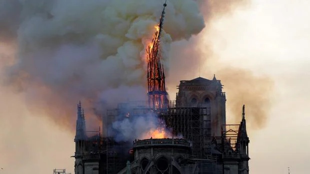 Macron aprueba la restauración idéntica de Notre Dame