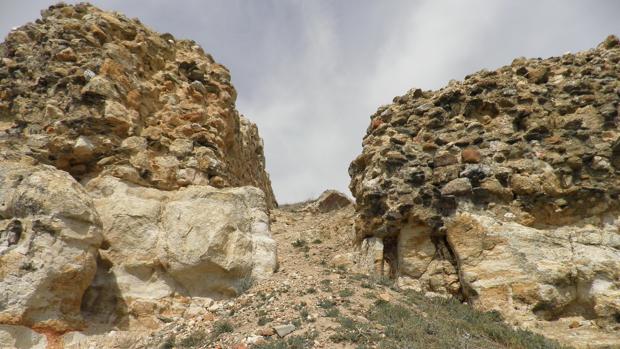 Denuncian el uso de un castillo medieval en Castilla y León como pista de motocross