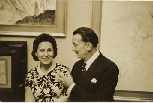 Gala y Dalí, retratados por Marvin Koner en Nueva York en 1950. Ella lleva el vestido Museo del Louvre, diseñado por Dior