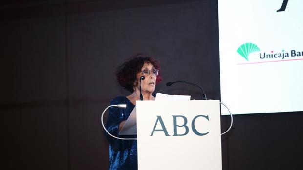 Maruja Torres: «Resistir, aferrarnos, empecinarnos, es lo que hacemos muchas mujeres dedicadas a esta profesión»