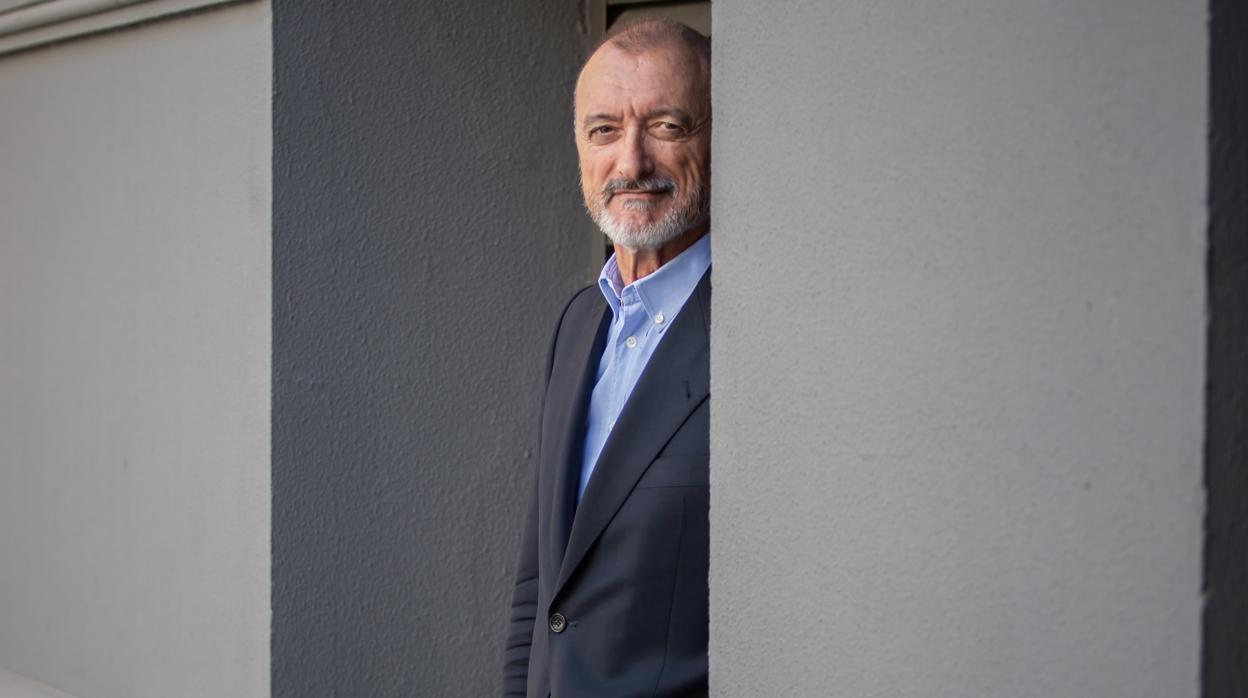 Arturo Pérez-Reverte: «Si el periodismo se hace literatura, se convierte en mal periodismo»