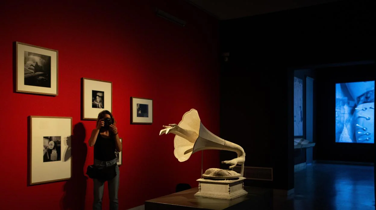 El gramófono «Jamais» preside la sala de exposiciones temporales del Museo PIcasso