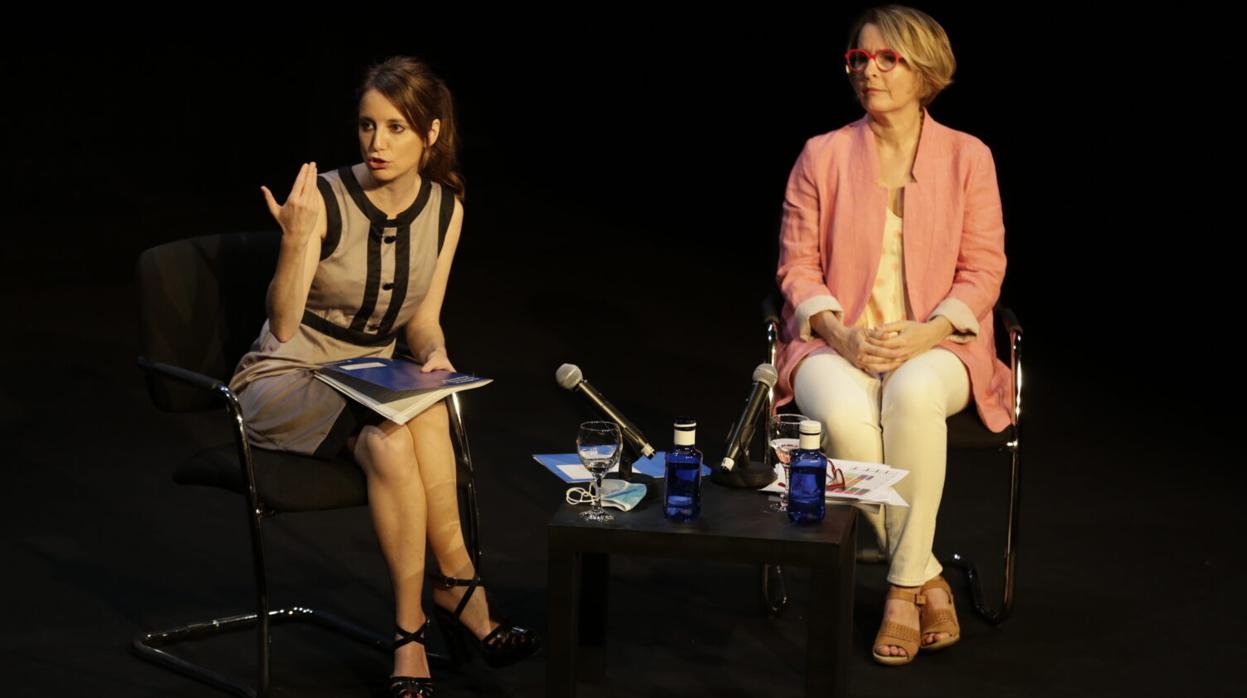 Andrea Levy, delegada de Cultura del Ayuntamiento de Madrid, y Natalia Menéndez, directora del Teatro Español y Naves del Matadero