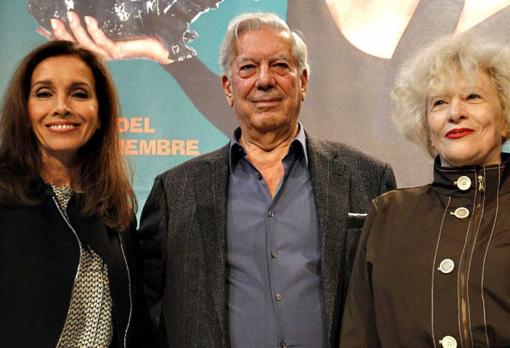 Ana Belén con la directora teatral Magüi Mira y con el escritor y Premio Nobel Mario Vargas Llosa en el estreno de su obra «Kathie y el hipopótamo»