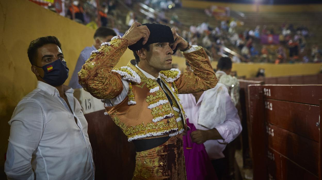 Alberto López Simón se ajusta la montera en el callejón