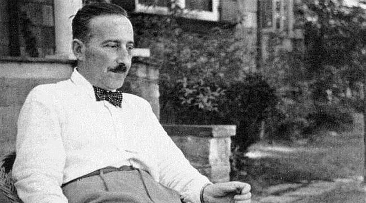 Stefan Zweig, en su casa de Viena cuatro años antes de la ocupación nazi