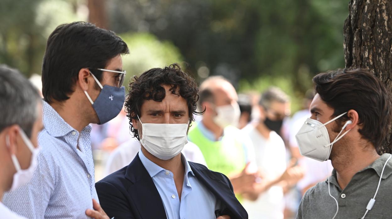 Miguel Abellán, con Perera y Cayetano, en la concentración de las cuadrillas frente al Ministerio de Trabajo