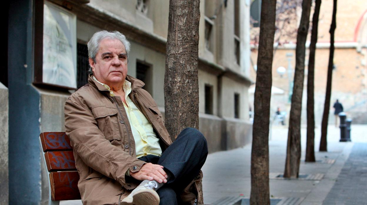 Marsé, fotografiado junto al Salambó durante la presentación de uno de sus libros