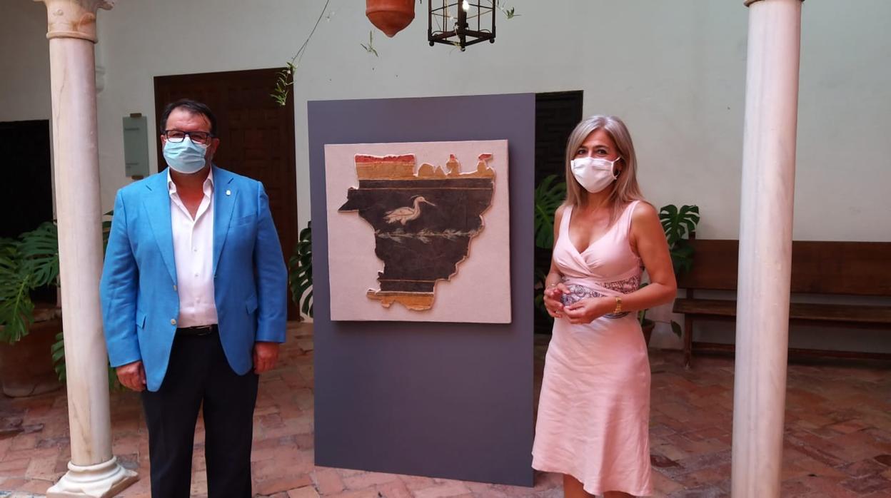 Juan Ávila y Patricia del Pozo, este miércoles junto a la pintura mural recuperada