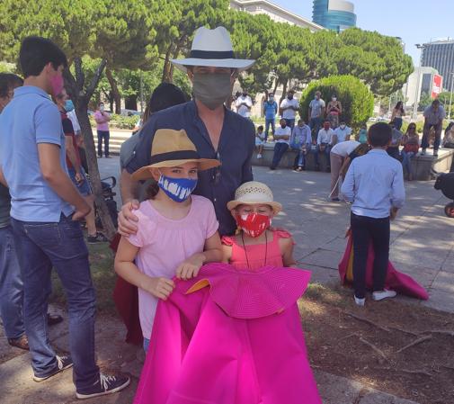 Rafael González y sus pequeñas Inés y Clara