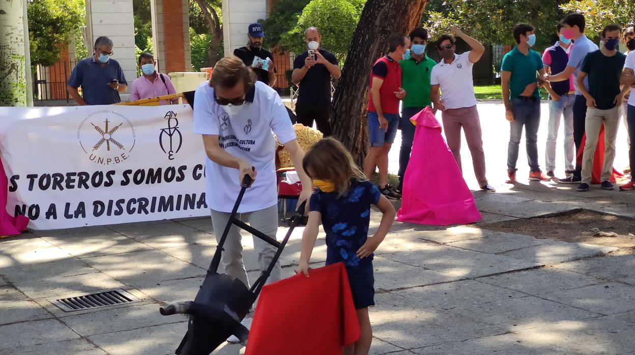 Alejandro Manuel, de cinco años, inicia un pase de pecho ante el carretón que maneja Javier Cortés