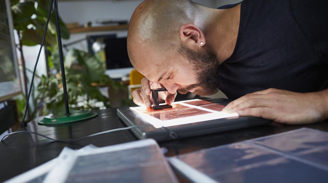 Baraja, revisando placas en su estudio