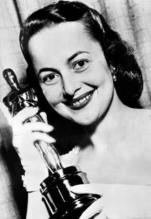 Olivia de Havilland con el Oscar ganado por su papel en «La heredera»